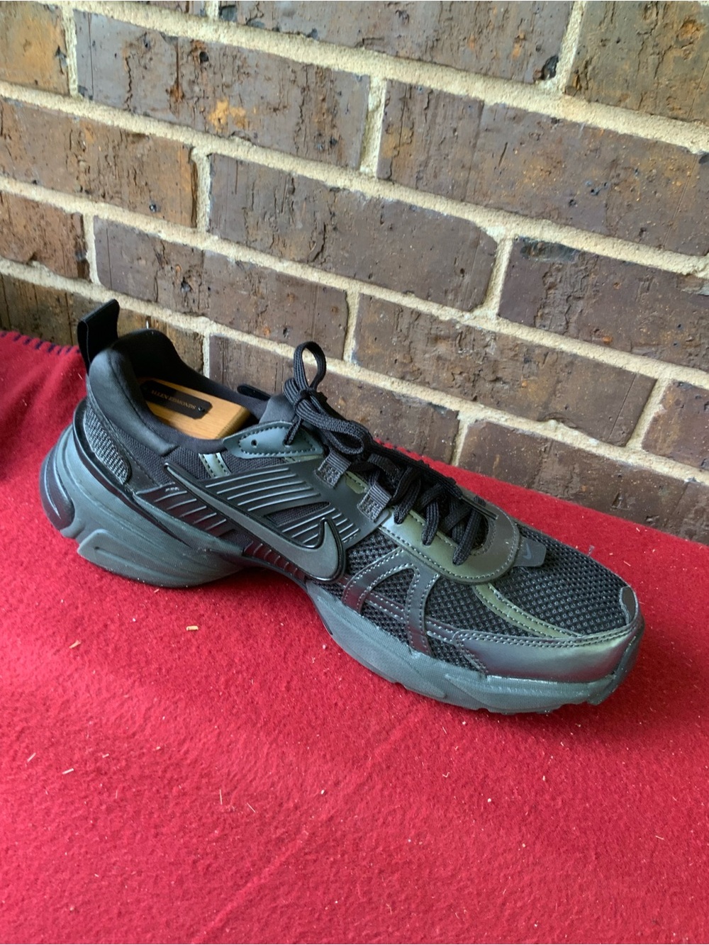 Nike Men's Black Low-Top Mesh and Synthetic Sneaker